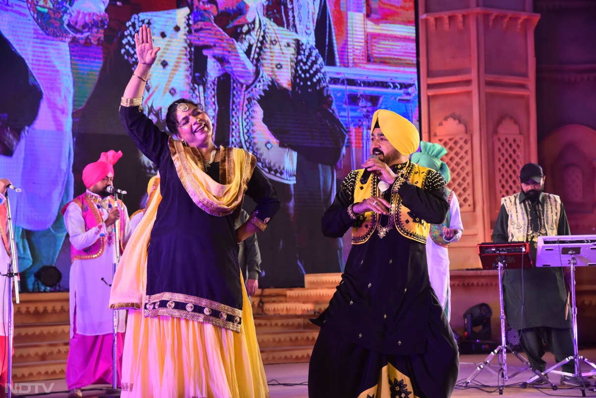पश्चिम &nbsp;क्षेत्र सांस्कृतिक केंद्र, उदयपुर के &lsquo;शिल्पग्राम उत्सव' में मुक्ताकाशी मंच पर तब दिखाई दी, जब लोक कलाकारों ने हरियाणवी घूमर और मेघालयी वांगला की धूम मचाई.
