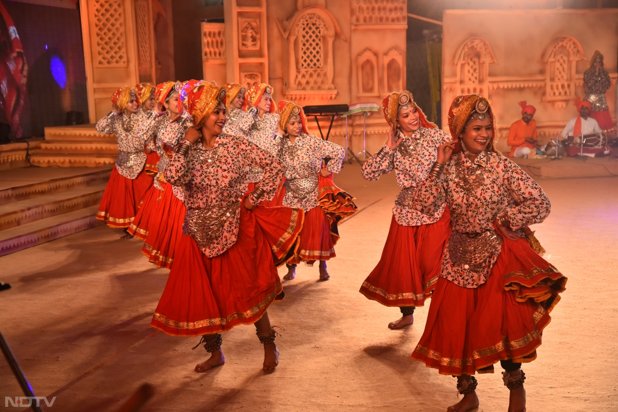 हरियाणवी घूमर में महिला कलाकारों ने &lsquo;मेरा दामण सीमा दे, ओ नणदी का बीरा...' गाने पर घूमर की तो न सिर्फ मंच, बल्कि हजारों दर्शकों में मानो नई ऊर्जा भर गई. इसके साथ ही माहौल उमंग से साराबोर हो गया. राहुल बागड़ी के निर्देशन में हुए इस घूमर डांस के बारे में बता दें कि यह न लोक नृत्य हरियाणा के गांवों में नवविवाहताएं तब अपने पति को रिझाने को करती हैं, जब परिवार के खेतों की फसल कट जाती है और अच्छी आय की उम्मीद से घर में खुशहाली का वातावरण बना होता है.