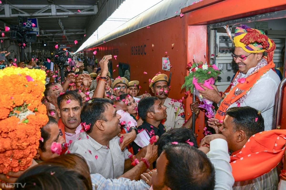 इस दौरान भाजपा कार्यकर्ताओं ने सीएम को पगड़ी पहनाई और गुलदस्ता भेंट किया.  सीएम ने सभी का अभिवादन भी किया. Photo: NDTV