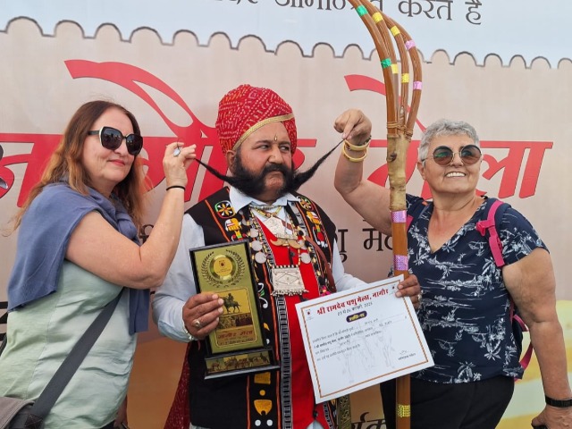 Pics: नागौर के विश्व प्रसिद्ध रामदेव पशु मेले की तस्वीरें, ऊंट, घोड़ों के करतब, लंबी मूंछों पर मैम फिदा!