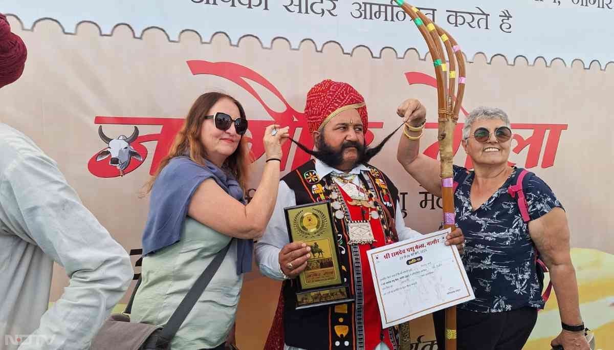 'रामदेव पशु मेला' एक विभिन्नताओं का मेला है, यहां कई तरह के आयोजन किए जाते है. जिसमें मूंछ प्रतियोगिता बेहद खास है. विदेशी मैम राजस्थान के व्यक्ति का मूंझ देखकर काफी उत्साहित नजर आईं.