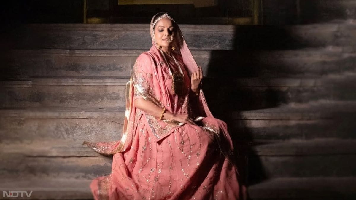 हमेशा फॉर्मल और ग्लैमरस दिखने वाली नमिता ने इस सिंपल देसी स्टाइल से अपने फैंस को सरप्राइज कर दिया है.  credit-( Instagram)