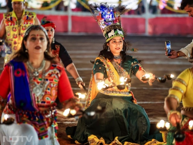 जयपुर में नवरात्र के अवसर पर गरबा महोत्सव की कुछ झलकियां.