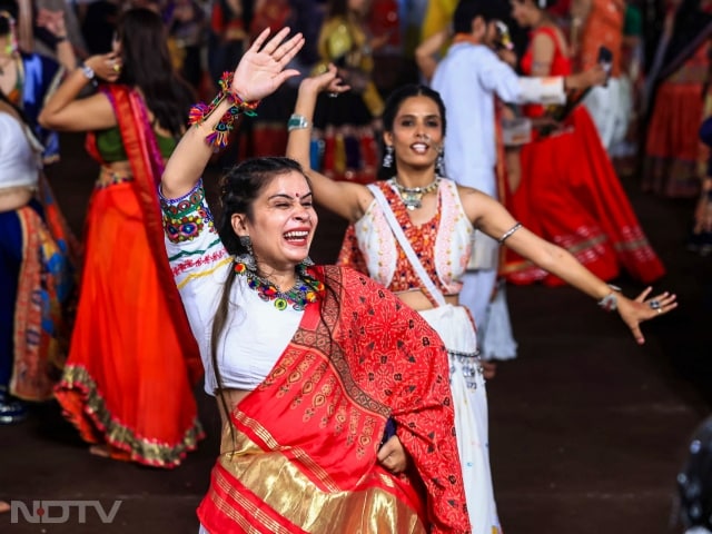 जयपुर में नवरात्र के अवसर पर गरबा महोत्सव की कुछ झलकियां.
