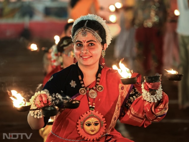 जयपुर में नवरात्र के अवसर पर गरबा महोत्सव की कुछ झलकियां.