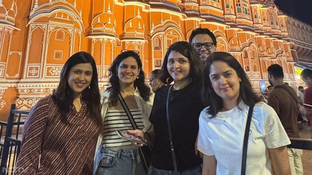 'बिग बॉस' फेम मन्नारा चोपड़ा कुछ दिनों पहले अपनी नानी के घर अंबाला गई थीं. इन दिनों वो जयपुर में हैं और अपनी फैमिली के साथ छुट्टियां मना रही हैं. इसकी कुछ तस्वीरें उन्होंने सोशल मीडिया पर पोस्ट की हैं.