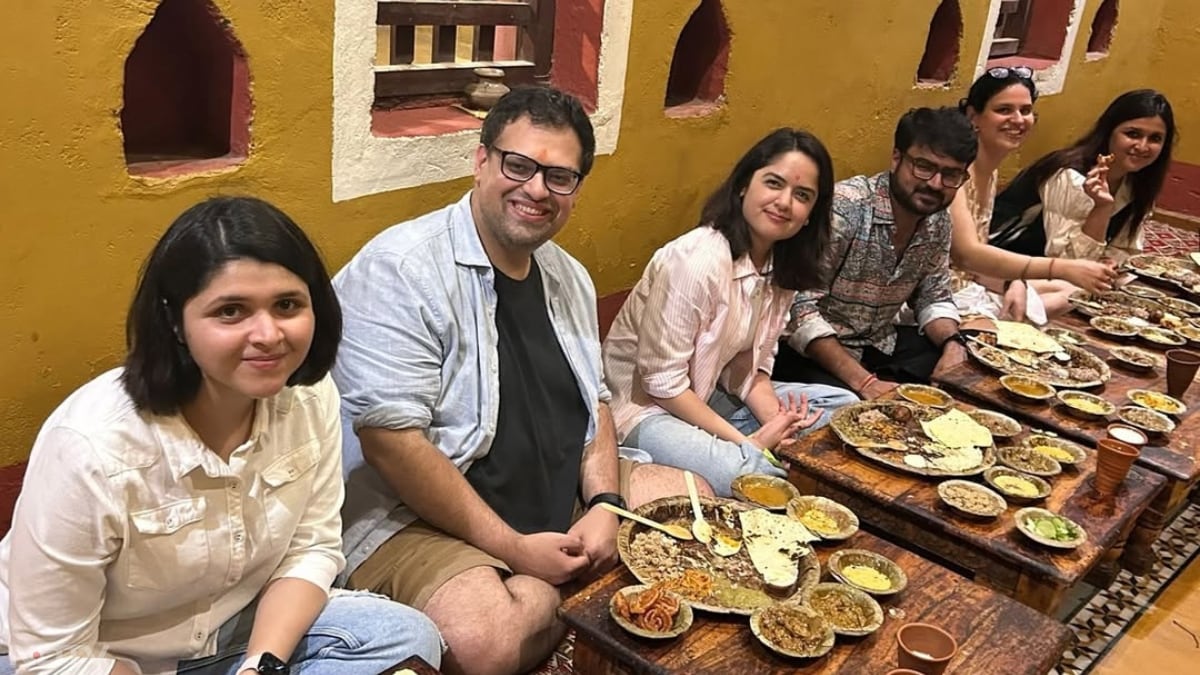 अपनी जयपुर सफर के दौरान मन्नारा चोपड़ा ने वहां के ऐतिहासिक स्मारकों का दीदार किया. उन्होंने जलमहल के पास तस्वीरें खिंचवाई और हवा महल के पास अपने कजिन्स के साथ यादगार पल बिताए. इस दौरान उन्होंने राजस्थानी थाली के जायके का भी भरपूर लुत्फ उठाया.