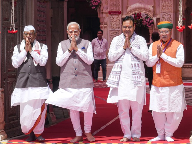 पाकिस्तान की सीमा के पास से गरजे पीएम मोदी, देखें राजस्थान दौरे की खास तस्वीर
