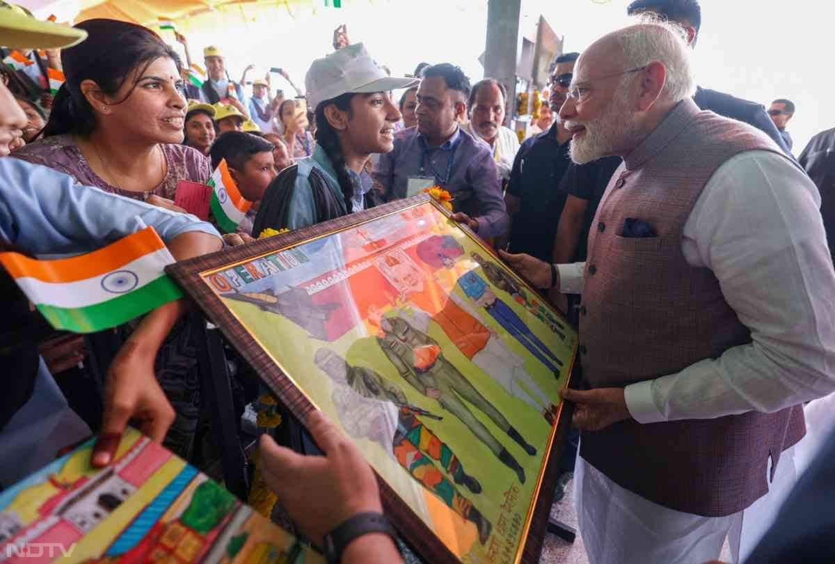 राजस्थान में स्कूल के बच्चों से पीएम मोदी ने मुलाकात की, इस दौरान बच्चे उन्हें पेंटिंग देते नजर आ रहे हैं.
