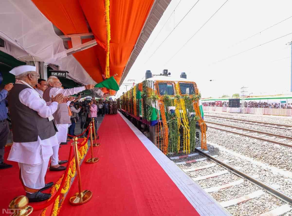 प्रधानमंत्री ने देशनोक में 103 अमृत भारत रेलवे स्टेशनों का उद्घाटन किया. इस दौरान वह एक ट्रेन को हरी झंडी दिखाकर रवाना करते नजर आ रहे हैं.