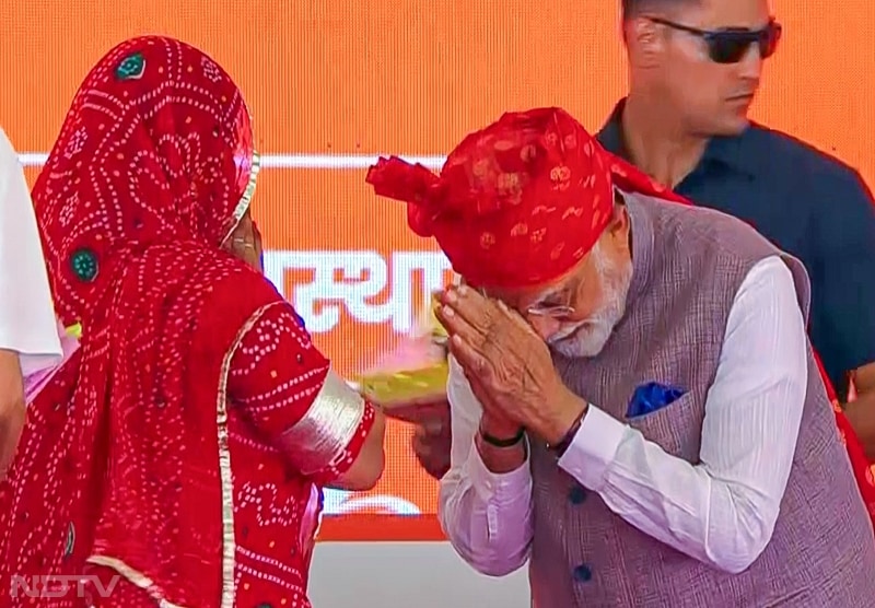 राजस्थान दौरे के दौरान महिला के सामने हाथ जोड़ते नजर आएं प्रधानमंत्री नरेंद्र मोदी.
