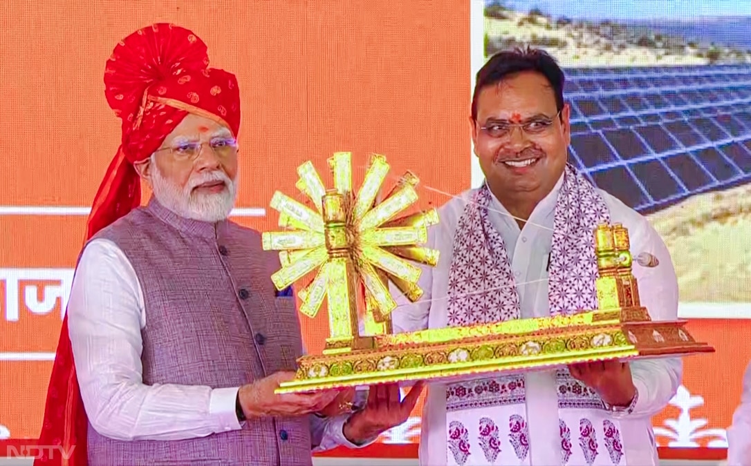 सीएम भजनलाल शर्मा ने पीएम  मोदी को उपहार देकर सम्मानित किया.