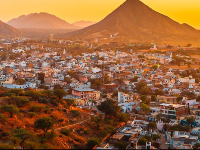 इठलाते ऊंट, विदेशी सैलानियों की भीड़, शंखनाद की गूंज... तस्वीरों में देखें पुष्कर मेला 2025 की रौनक