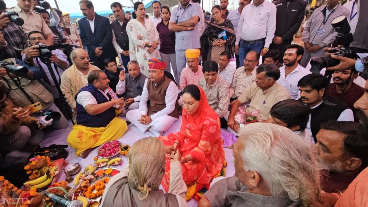 हल्की बूंदाबांदी के बीच डिप्टी सीएम दिया कुमारी ने अंतर्राष्ट्रीय पुष्कर मेला 2025 का झंडारोहण कर मेले का शुभारंभ किया.