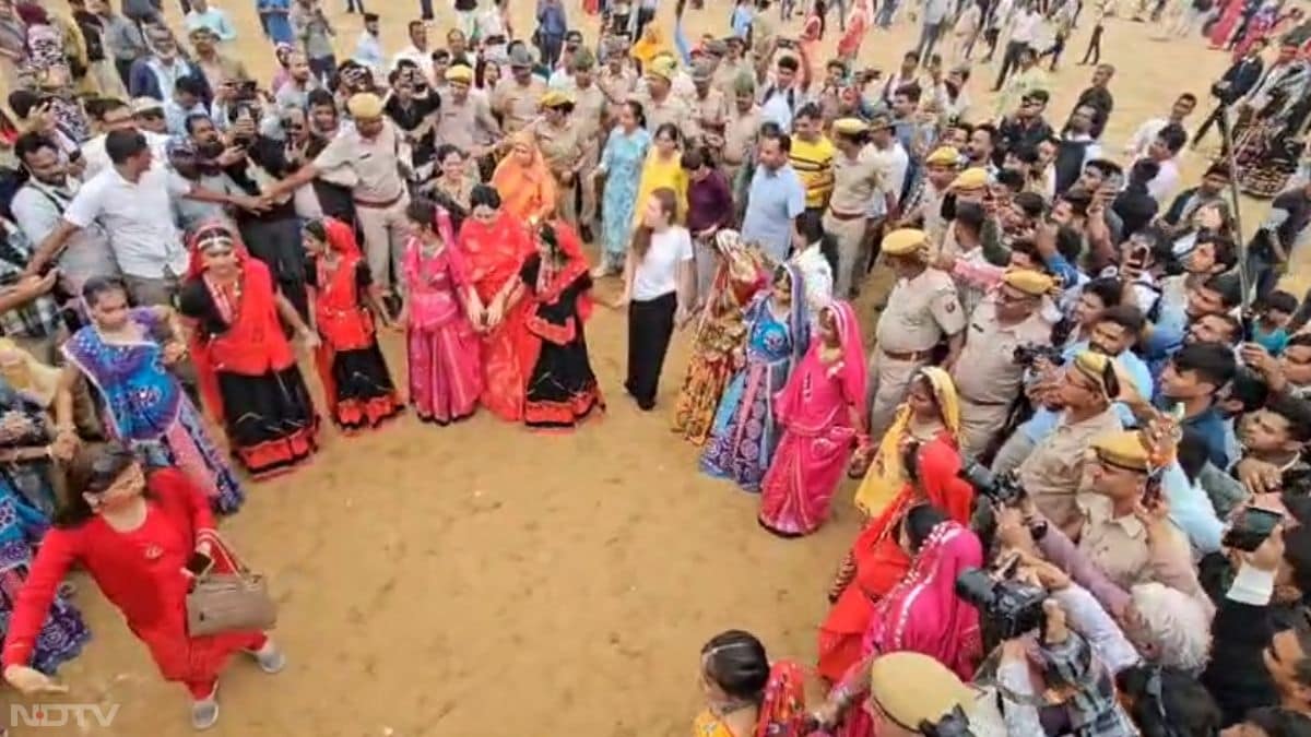 इठलाते ऊंट, विदेशी सैलानियों की भीड़, शंखनाद की गूंज... तस्वीरों में देखें पुष्कर मेला 2025 की रौनक