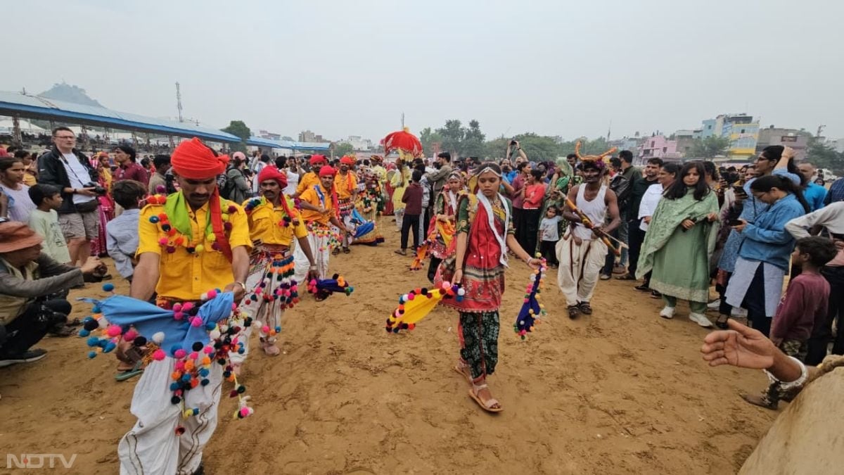 इठलाते ऊंट, विदेशी सैलानियों की भीड़, शंखनाद की गूंज... तस्वीरों में देखें पुष्कर मेला 2025 की रौनक