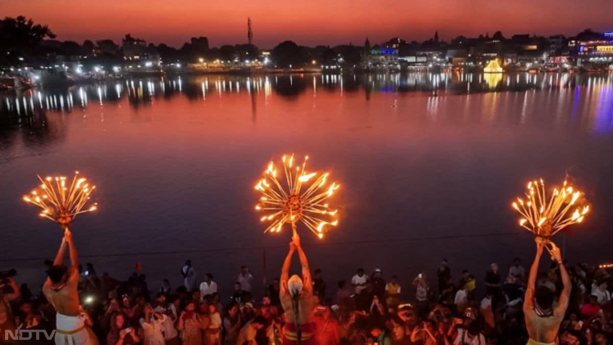 इठलाते ऊंट, विदेशी सैलानियों की भीड़, शंखनाद की गूंज... तस्वीरों में देखें पुष्कर मेला 2025 की रौनक