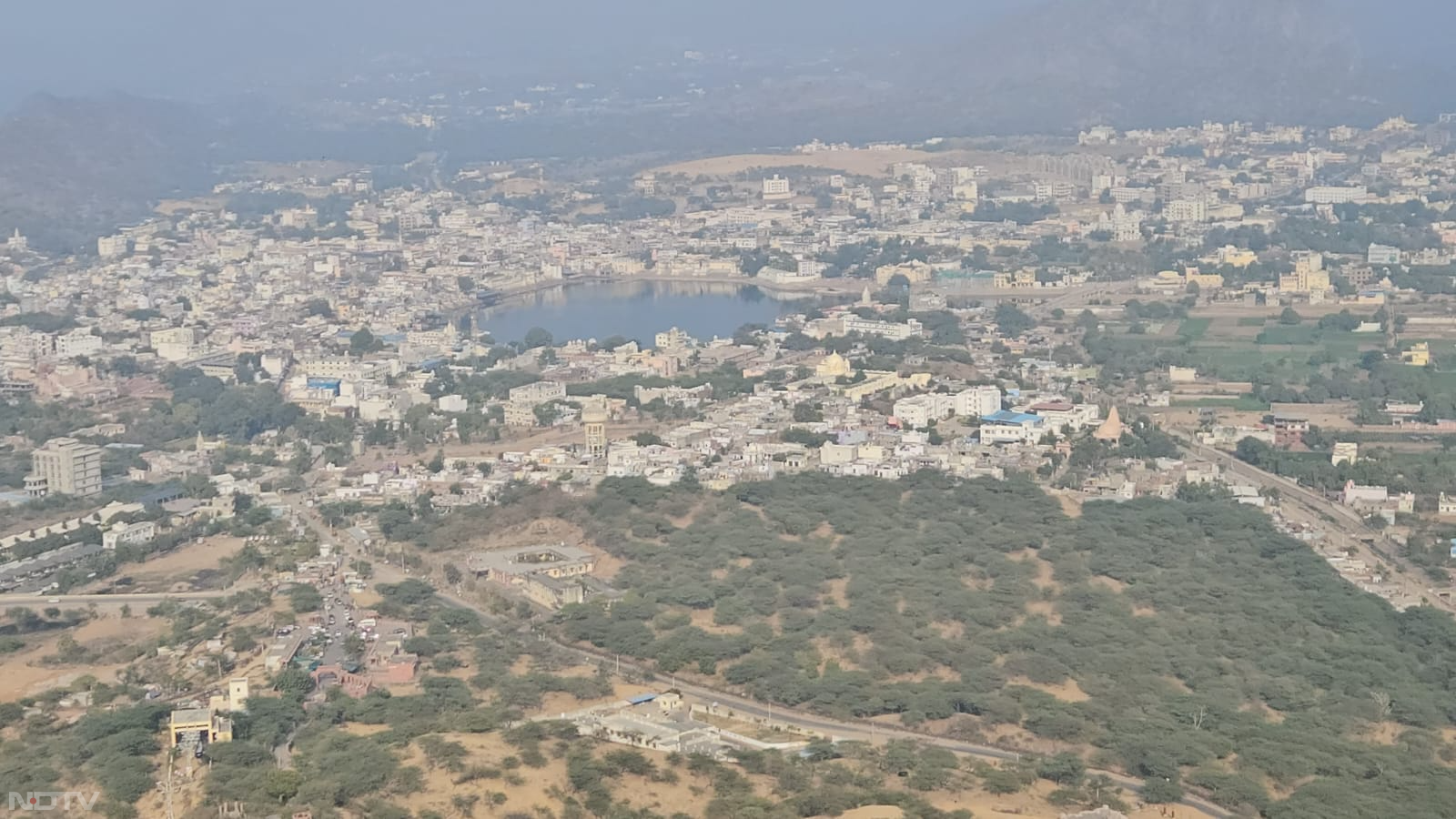 तीर्थ नगरी पुष्कर अरावली पर्वत श्रृंखला की गोद में बसा राजस्थान का ऐतिहासिक एवं धार्मिक शहर है, जिसमें प्रकृति की हर वो खूबी है जो दुनिया में अलग-अलग जगह मिलती है.