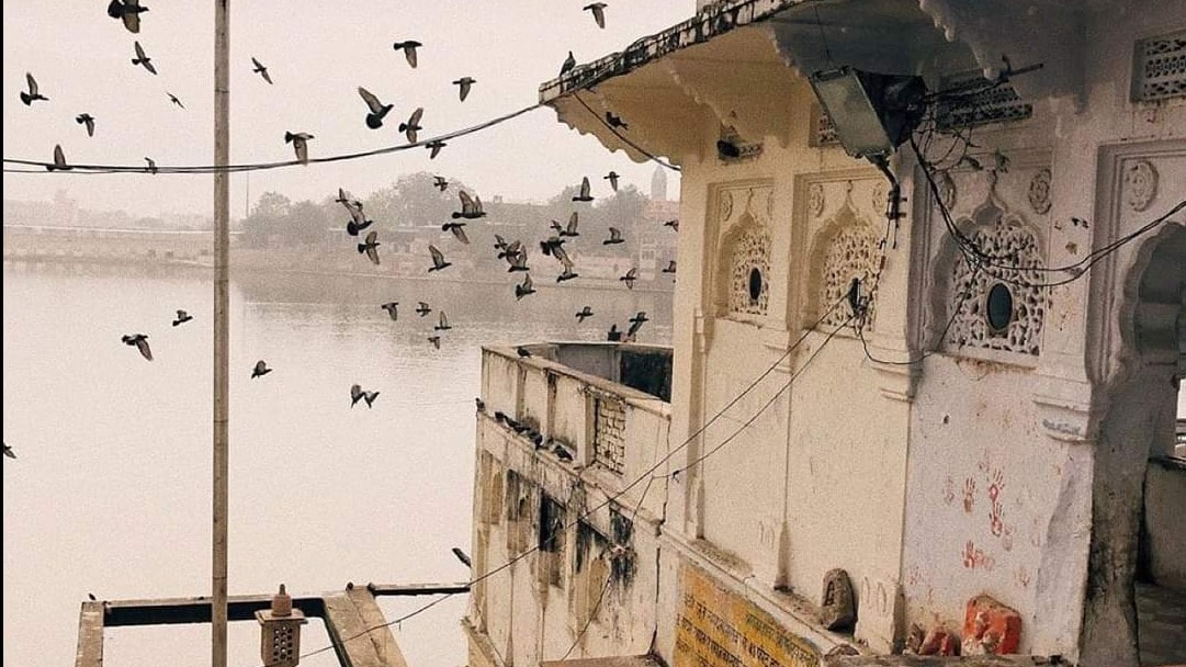 यह पर्यटन की दृष्टि से भी अलग पहचान रखता है, जहां चारों ओर अरावली पर्वत माला है, तो वहीं राजस्थान की पहचान जाने जाने वाले बालू मिट्टी के रेतीले धोरे भी एक पवित्र सरोवर जो कि लोगों की आस्था का केंद्र हैं.