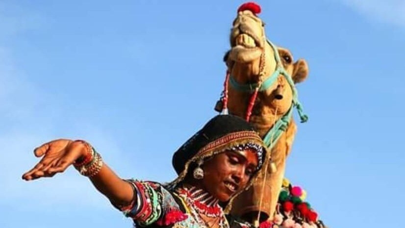 रेगिस्तान में घूमने के लिए आने वाले विदेशियों को कैमल डांस, जिप्सी डांस बहुत पसंद आता है. विदेशियों को कैमल सफारी पसंद आए, इसको लेकर ऊंट गाड़ी को डेकोरेट करके रखते हैं. बग्गी पर नया कवर लगाते हैं. ऊंट को भी काफी सजाया संवारा जाता है.