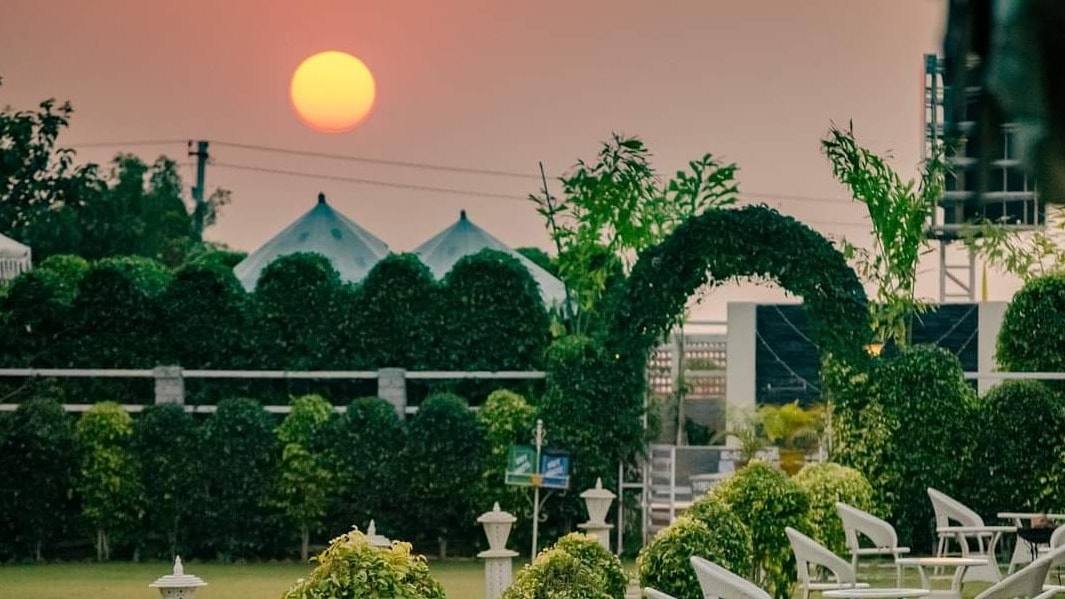 हैदराबाद से आए पर्यटक अबू फैजल ने बताया कि राजस्थान का एक बहुत सुंदर पर्यटन स्थल पुष्कर है. वह हर साल करीब 150 लोग जनवरी-फरवरी के महीने में यहां आते हैं. यहां की जो तहजिब और जो संस्कृति है, वह उन्हें काफी पसंद आती है. यहां पर आने के बाद काफी सुकून मिलता है.