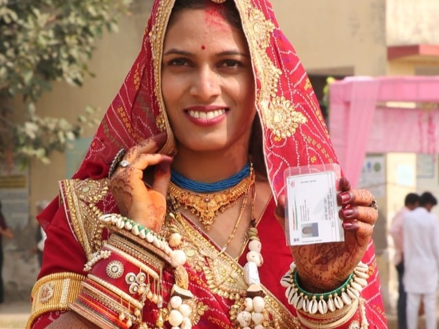 Photo : Rajasthan Assembly Elections 2023: राजस्थान में मतदान का उत्साह, लोगों ने बढ़-चढ़ के मत दान में लिया हिस्सा, Photos