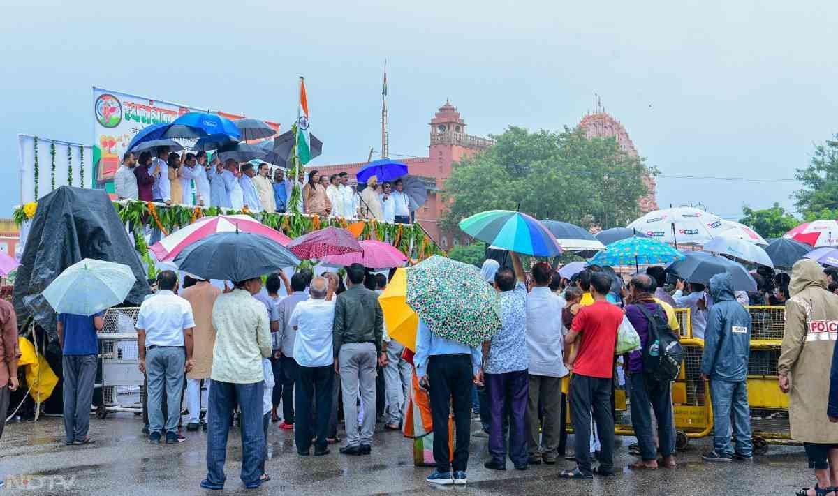 जयपुर की बड़ी चौपड़ पर होने वाले वार्षिक स्वतंत्रता दिवस आयोजन में इस बार छतरियां भी नजर आईं