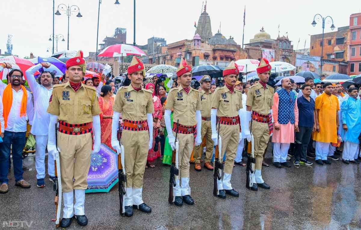 मगर बारिश के बाद भी स्वतंत्रता दिवस पर लोग आजादी की वर्षगांठ मनाने आए