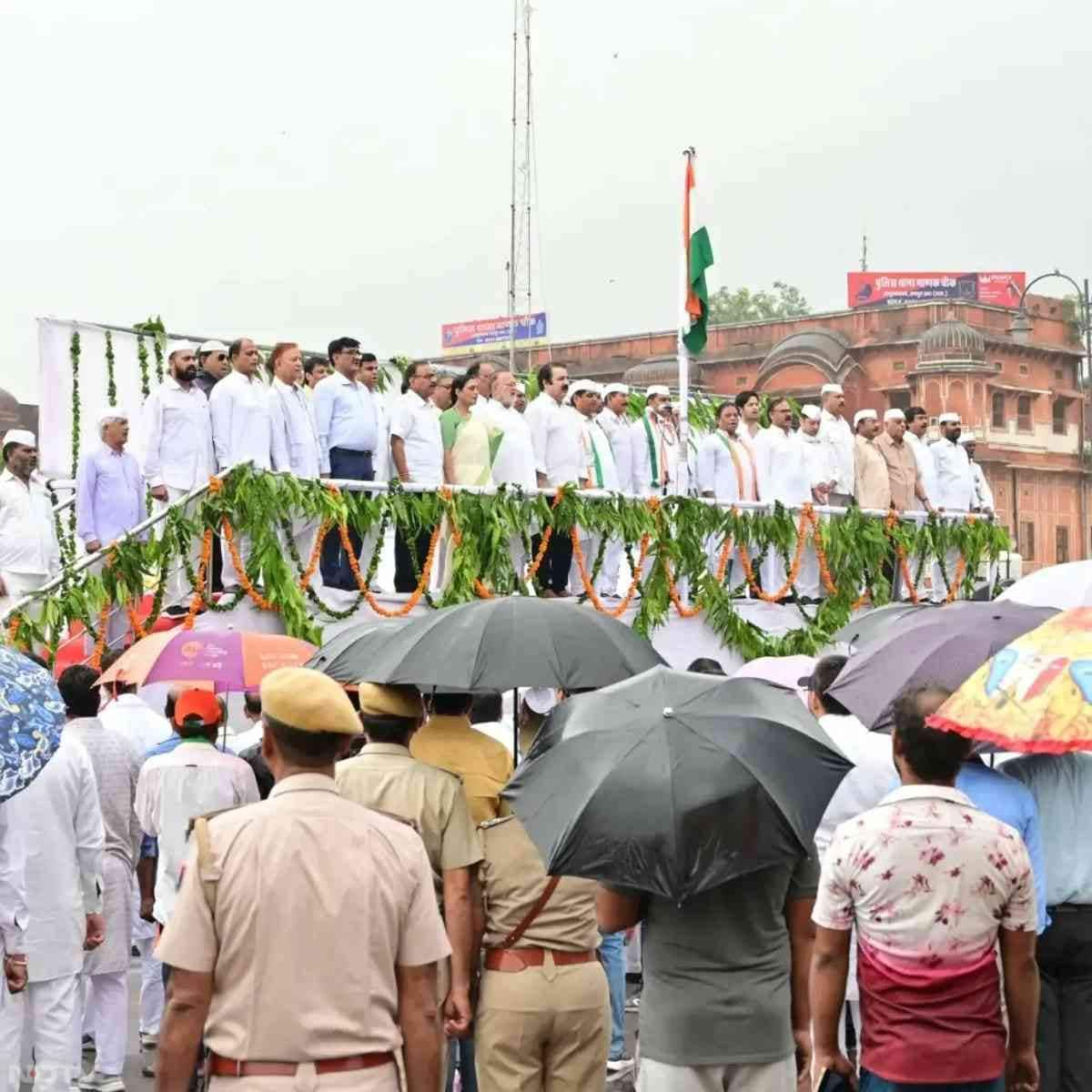 नेता प्रतिपक्ष टीकाराम जूली ने भी बड़ी चौपड़ पर झंडा फहराया