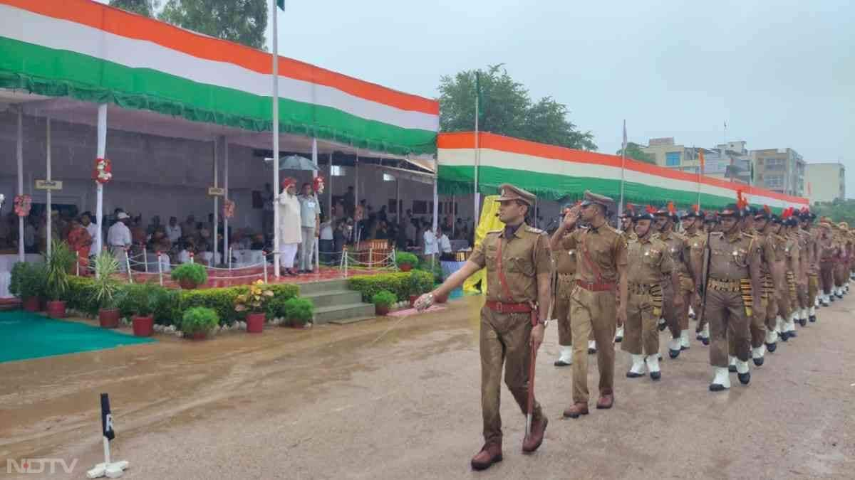 सीकर में भी बारिश में भीगते हुए पुलिसकर्मियों ने स्वतंत्रता दिवस के आयोजन में हिस्सा लिया