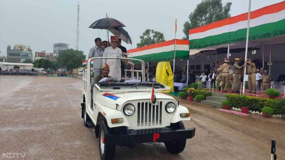 सीकर में यूडीएच मंत्री झाबर सिंह खर्रा ने बारिश के बीच छाता लेकर परेड की सलामी ली