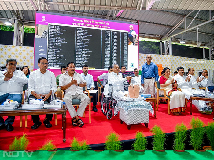 मुख्यमंत्री अशोक गहलोत ने पालनहार योजना के लाभार्थियों को बांटी धनराशि