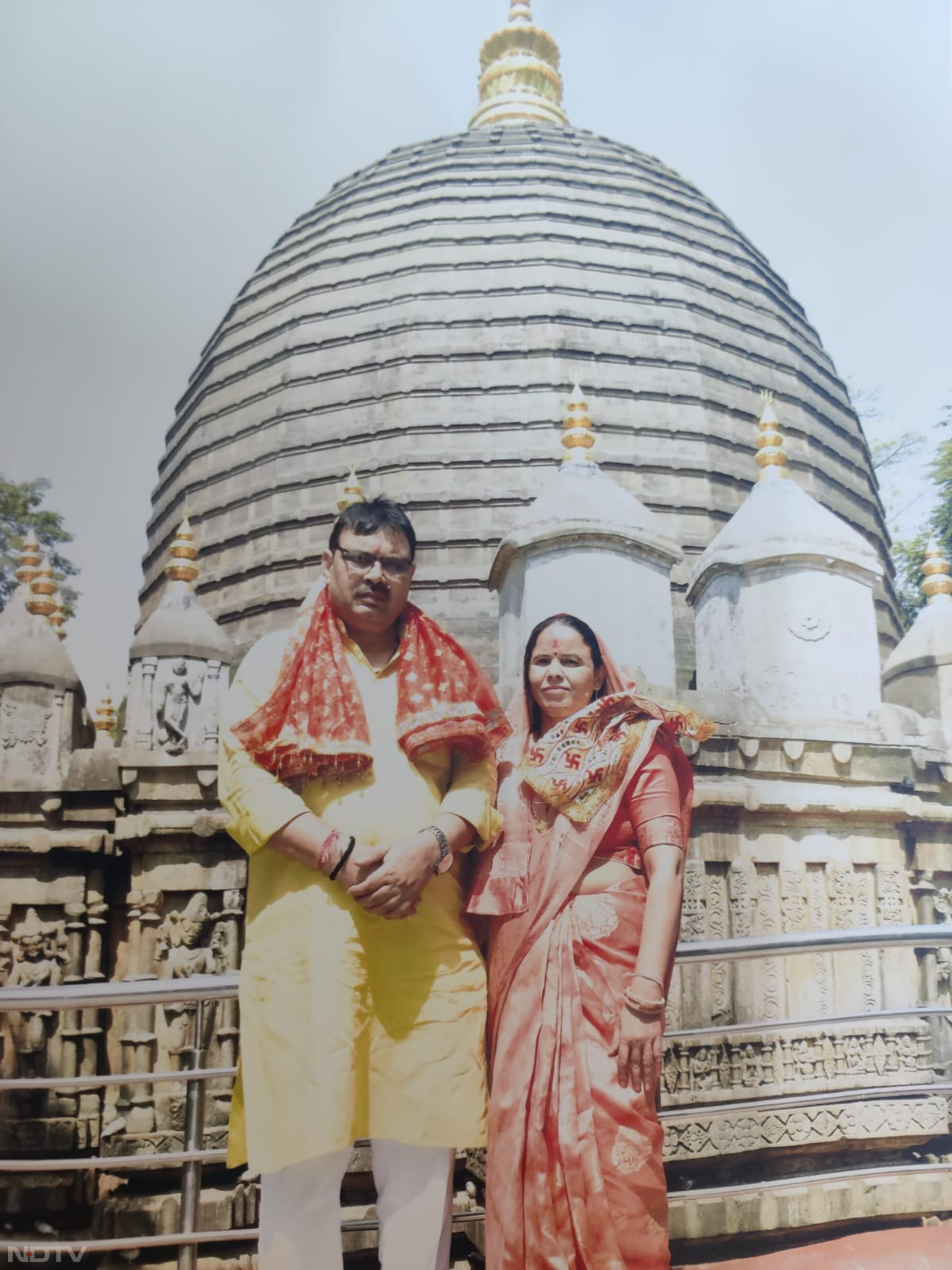 पत्नी गीता के साथ मंदिर में भजन लाल शर्मा