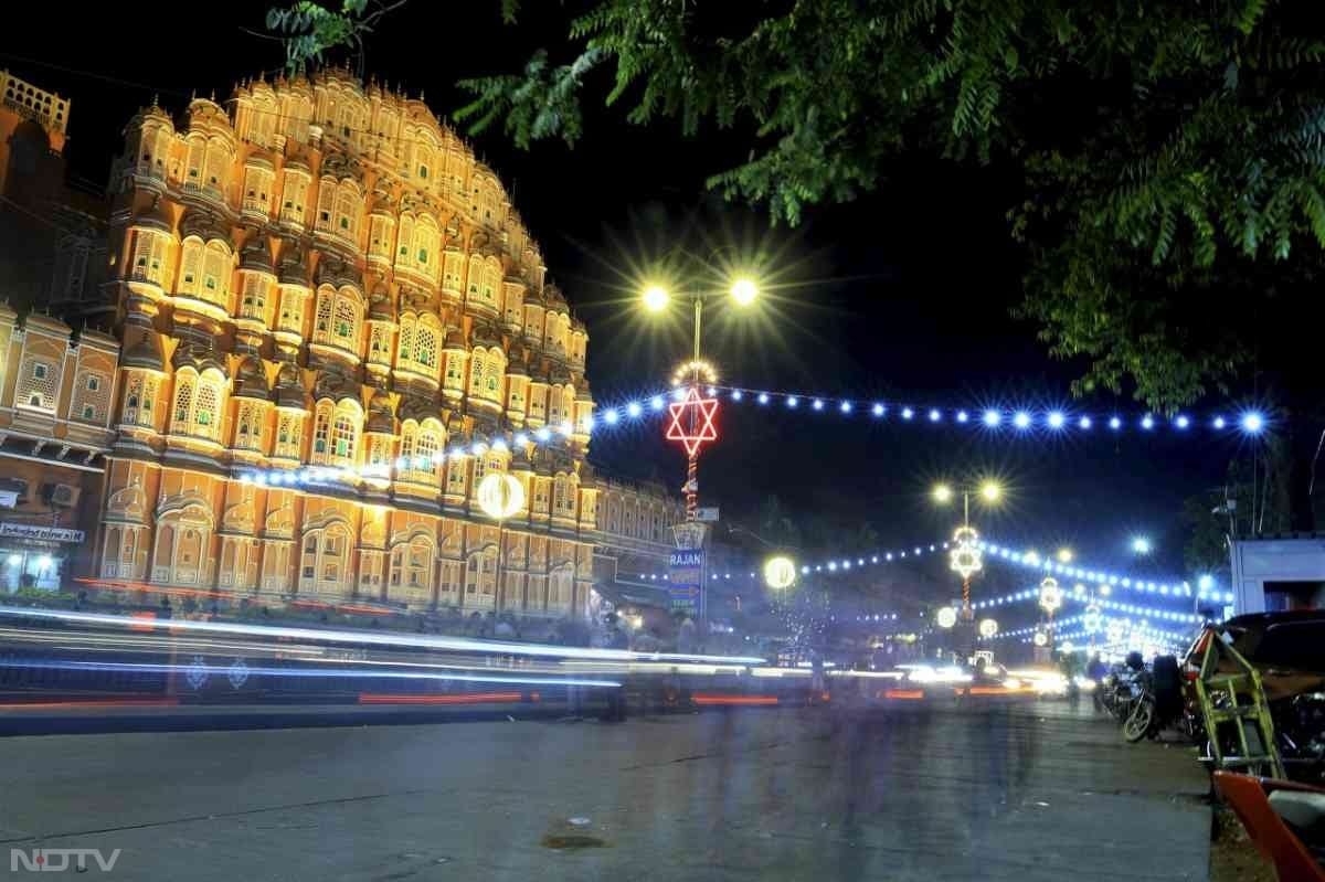 जयपुर, उदयपुर, और जोधपुर समेत प्रमुख शहरों की इमारतें दीयों, रंग-बिरंगे लाइटों, और सजावटी सामान से सजी हुई हैं'