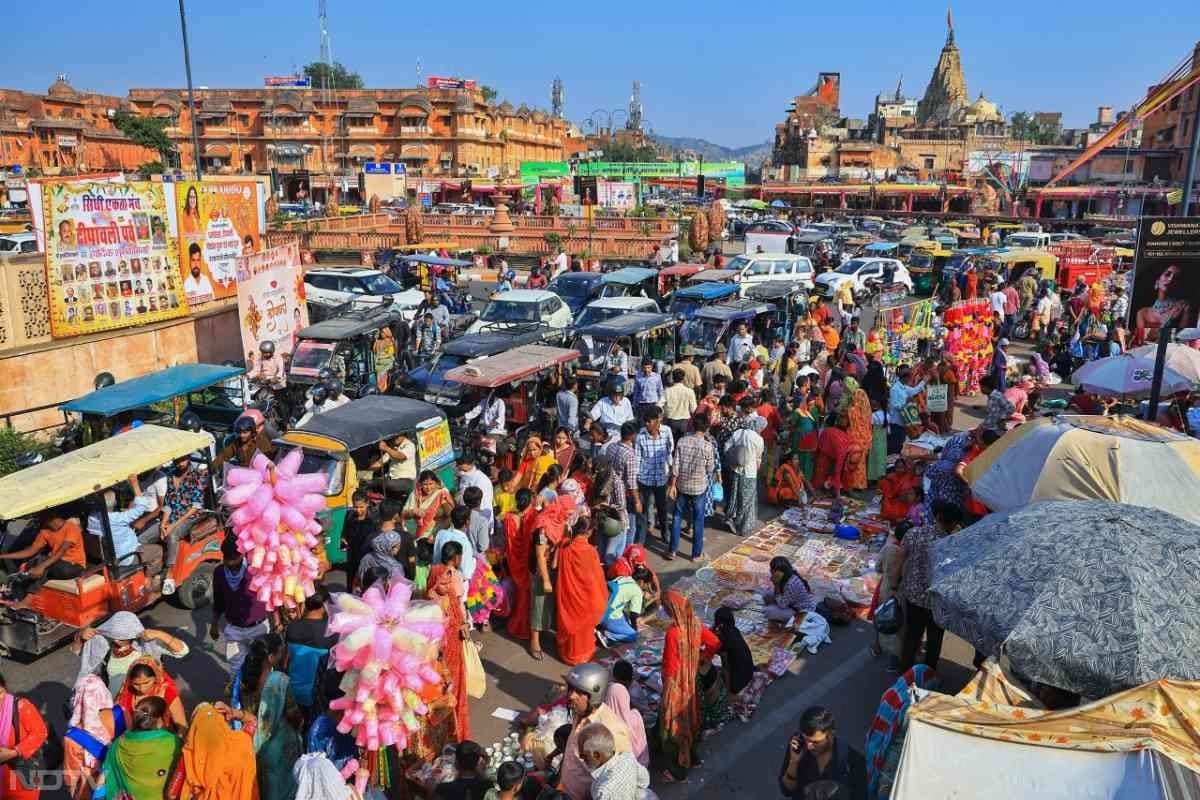 लोग अपने परिवारों और दोस्तों के साथ मिलकर दीवाली का पर्व मना रहे हैं, जिसमें मिठाईयों और पकवानों का स्वाद शामिल है'