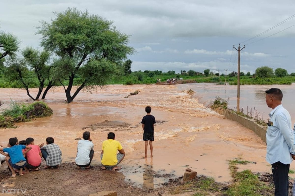 राजस्थान में मूसलाधार बारिश ने लोगों में खौफ भर दिया है. जहां भी देखो, हर तरफ पानी ही पानी नजर आ रहा है.