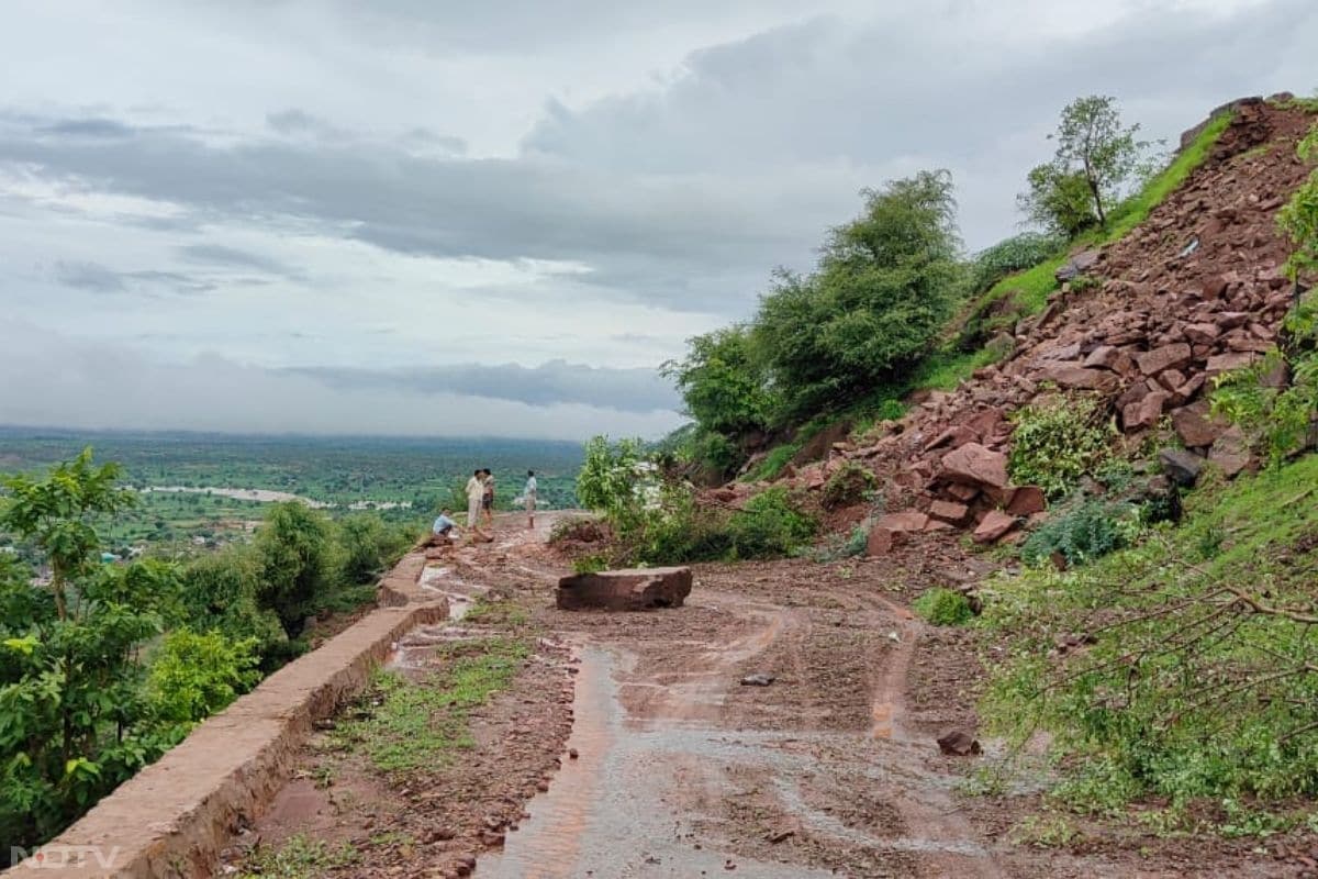 करौली जिले के करणपुर डांग क्षेत्र में लगातार तीन दिन से हो रही बारिश से फजीतपुरा पुलिया और कोडरी गांव के पुल की सुरक्षा दीवार टूट गई.