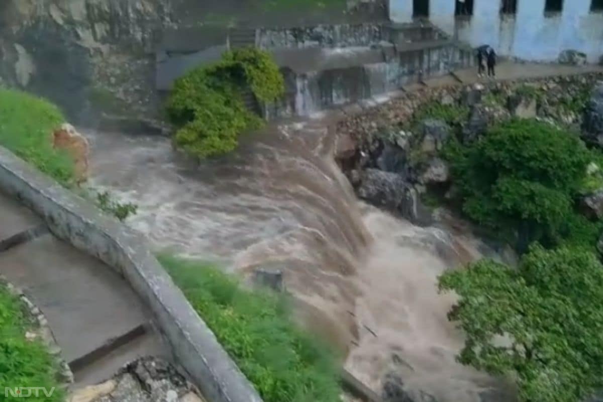 सवाई माधोपुर-रणथंभौर स्थित अमरेश्वर महादेव मंदिर का झरना उफान पर है