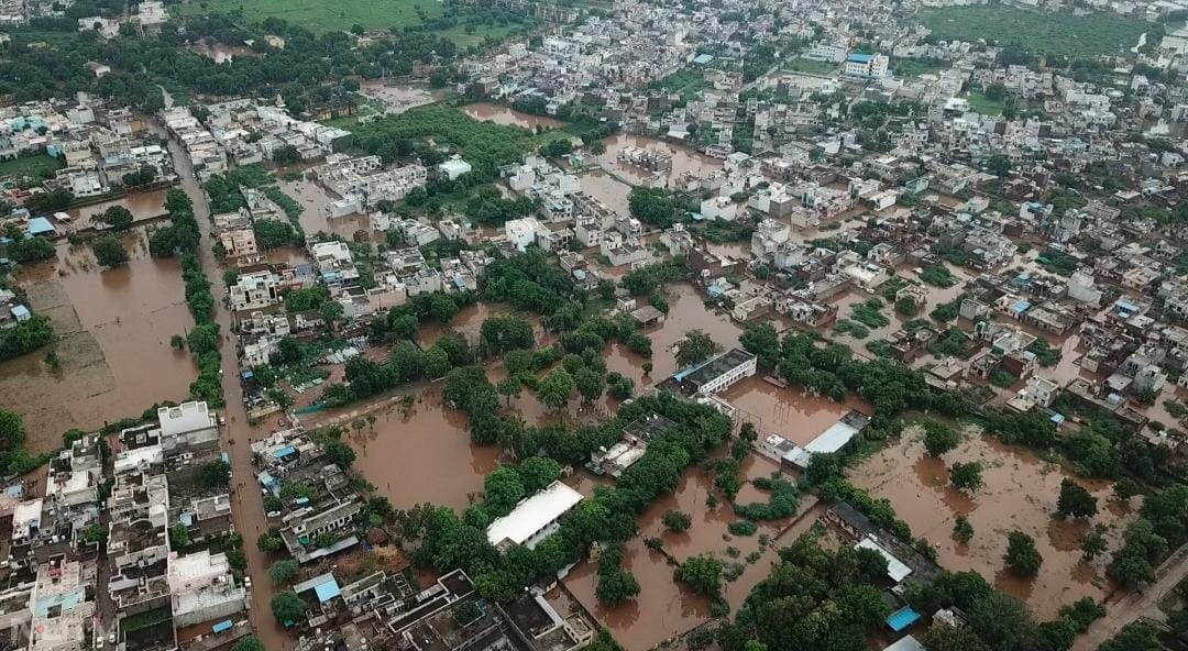 बूंदी शहर में बारिश की वजह से बच्चों को स्कूल पहुंचने में दिक्कत आई तो उन्हें ट्रैक्टर पर बैठा कर स्कूल पहुंचाया गया. जिला कलक्टर ने कहा कि मानसून के दौरान गुरुवार को शहरी क्षेत्र में अच्छी बारिश हुई है. आमजन जागरूक रहें और किसी तरह की रिस्क नहीं लें. सेल्फी और वीडियो बनाने के लिए बहाव वाले क्षेत्रों में नहीं जाएं.