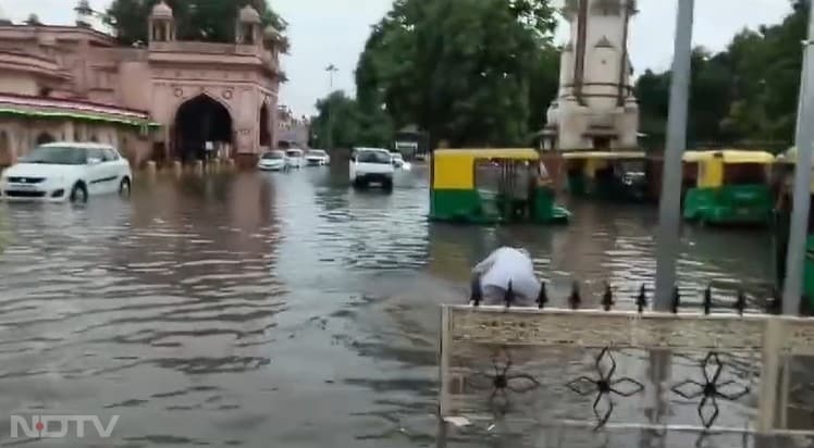 बीकानेर स्टेशन पूरी तरह से जलमग्न दिखा. यहां स्टेशन के अंदर, पटरी और स्टेशन के बाहर चारों ओर पानी ही पानी दिखा. वहीं शहर की हालत भी कुछ ऐसी ही दिखी. जहां बारिश होने के बाद सड़कों पर पानी का सैलाब बह रहा था. जिसमें दो पहिया वाहन बहते दिख रहे थे.