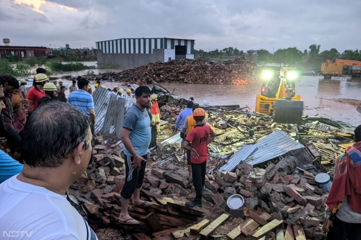 राजस्थान की ब्लू सिटी के हालात इस समय काफी भयावह हैं. हालात इतने खराब हो गए हैं कि देर रात हुई बारिश का पानी लोगों के घरों में घुस गया है. वहीं भारी बारिश के कारण बोरानाडा थाना इलाके में एक फैक्ट्री की दीवार के नीचे सो रहे मजदूरों पर गिर गई, जिससे तीन मजदूरों की मौत हो गई.