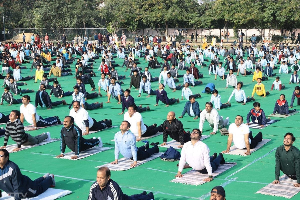 प्रदेश भर के सरकारी और निजी स्कूलों के विद्यार्थी, शिक्षक और आम लोगों न एक साथ सूर्य नमस्कार किया. और भारतीय पारंपरिक योग पद्धति के जरिए स्वस्थ जीवन जीने का संदेश दिया.