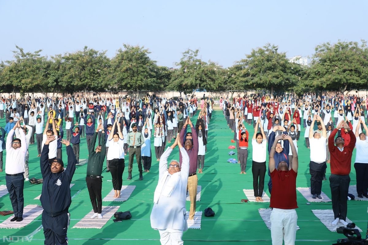 शिक्षा मंत्री मदन दिलावर स्वयं एसएमएस स्टेडियम के फुटबॉल मैदान में आयोजित कार्यक्रम में सूर्य नमस्कार किया.