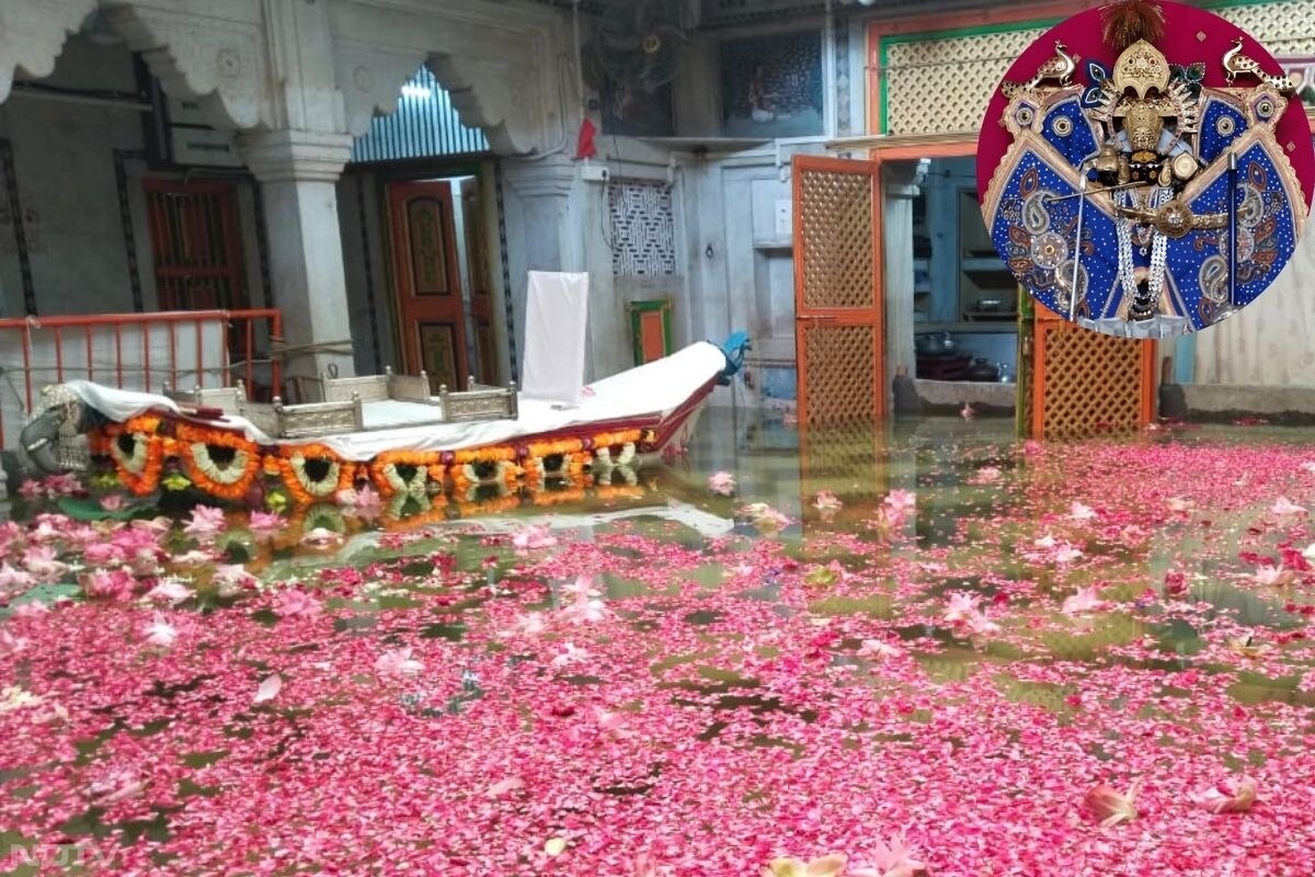 राजसमंद के  द्वारकाधीश मंदिर में रविवार को पुष्टिमार्गीय तृतीय पीठ प्रन्यास के अवसर पर भगवान द्वारकाधीश को नौका विहार कराया गया. इस मौके पर निज मंदिर के रतन चौक में जल से भरी काठ की नाव को उतारा गया.