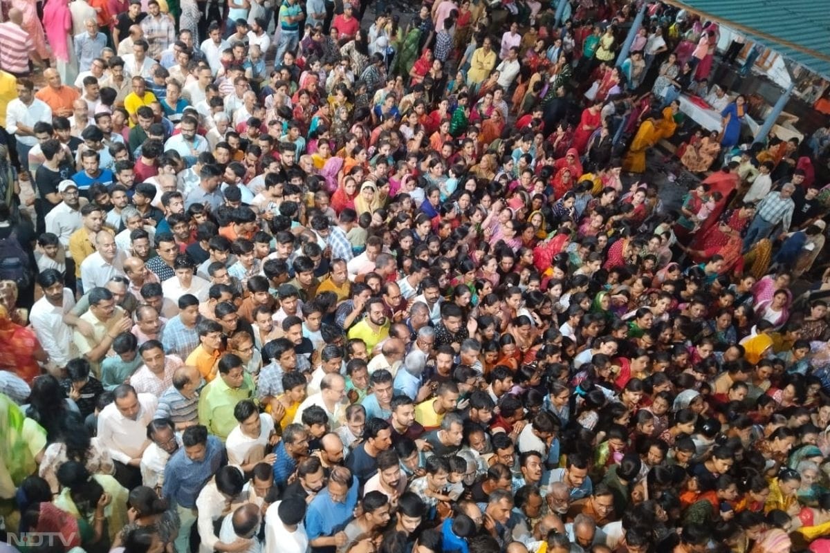 इस नाव का संचालन गोस्वामी डॉ. वागीश कुमार और दोनों राजकुमारों ने किया. नाव की सवारी के बाद भगवान द्वारकाधीश के दर्शन के लिए श्रद्धालुओं की भारी भीड़ उमड़ पड़ी. उन्हें खेवा पद्धति से दर्शन कराए गए.