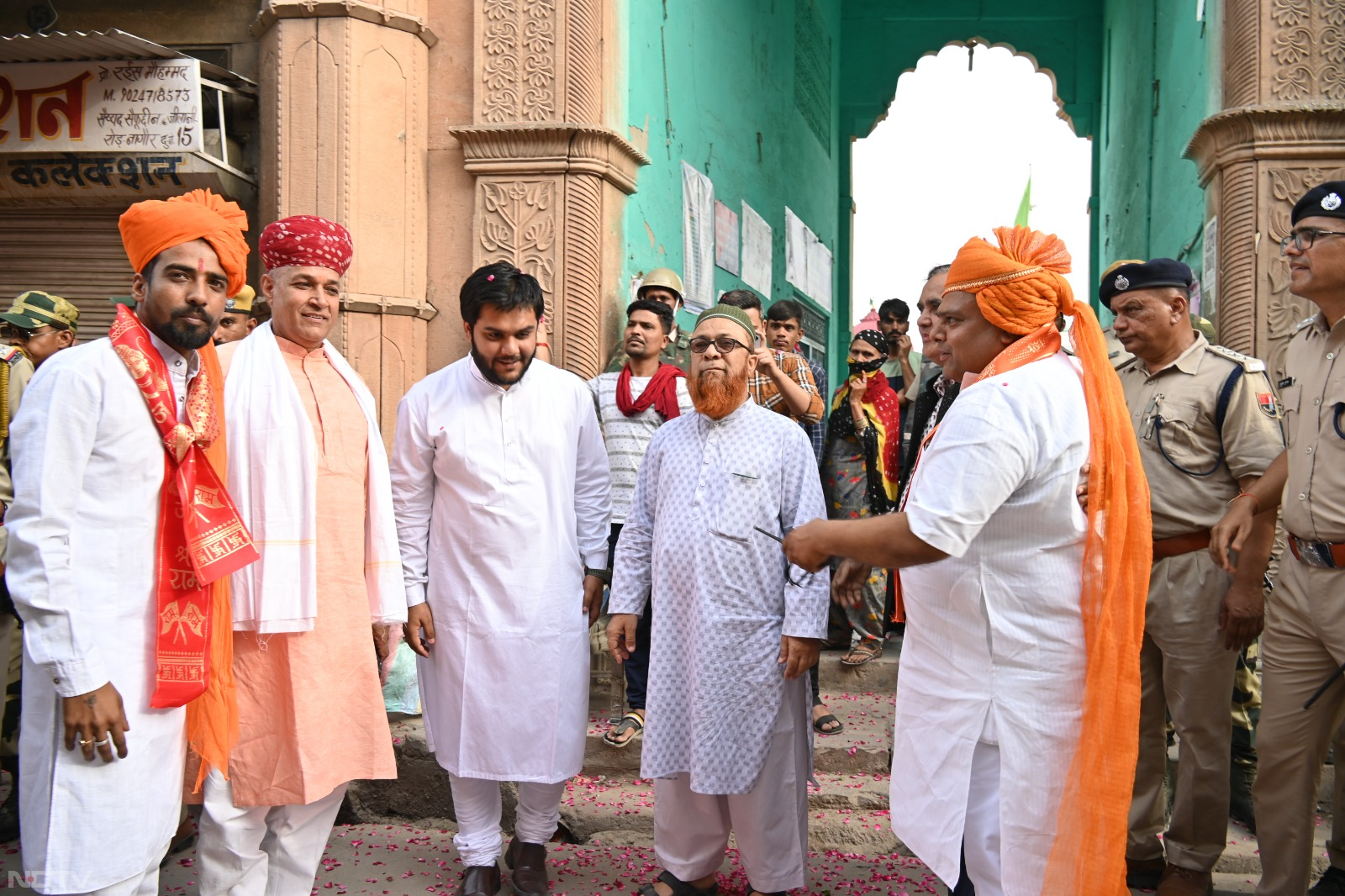 Ram Navmi Yatra: राजस्थान में रामनवमी की शोभा यात्रा पर मुस्लिमों ने बरसाए फूल, तस्वीरों में देखें भक्तों का उत्साह