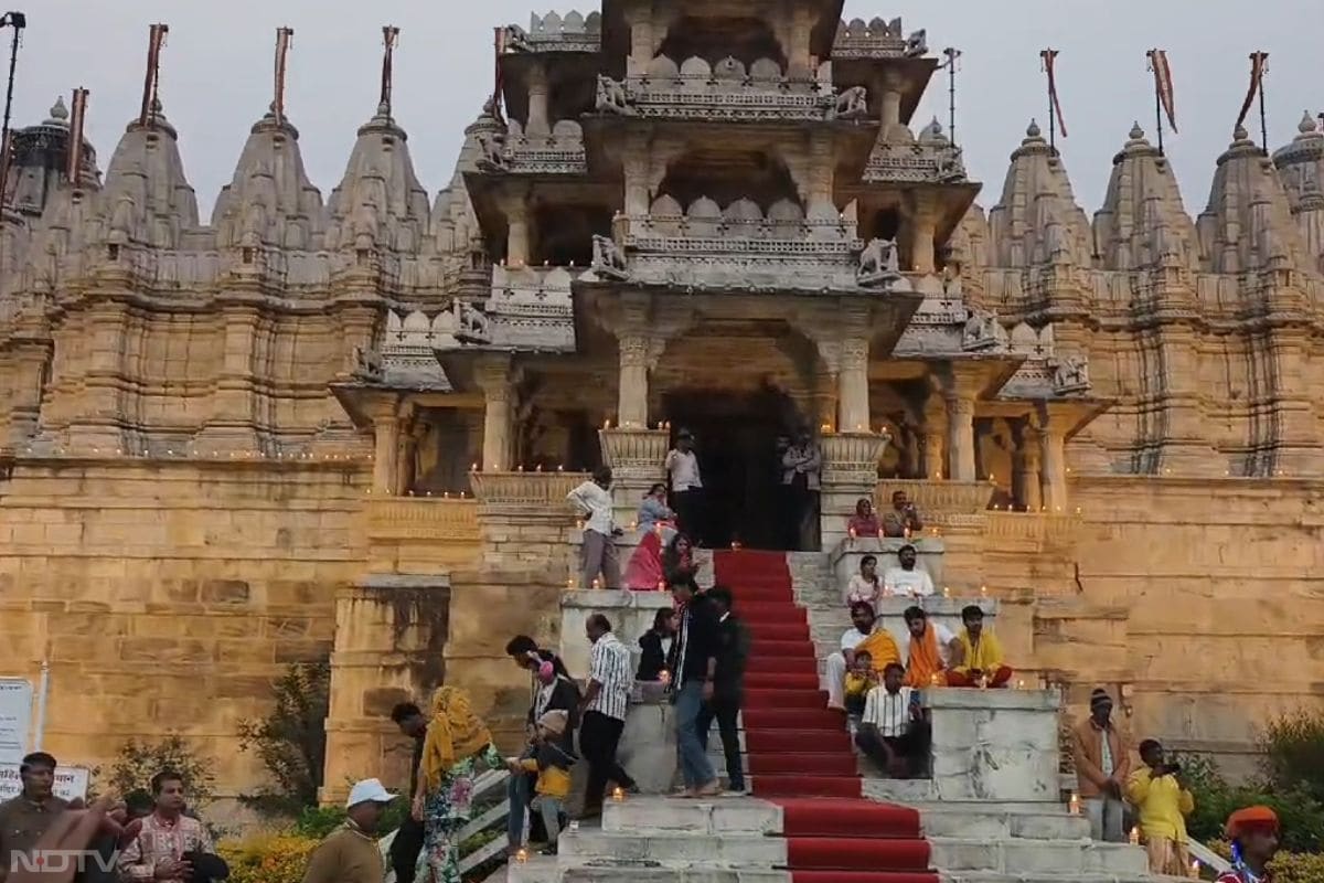 रणकपुर मंदिर परिसर में दीपदान के साथ ही सांस्कृतिक कार्यक्रमों की शुरुआत की गई.