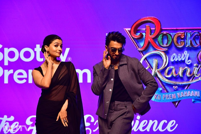 मुंबई शहर में अपनी फिल्म 'रॉकी और रानी की प्रेम कहानी' को प्रमोट करते दिखे रणवीर और आलिया