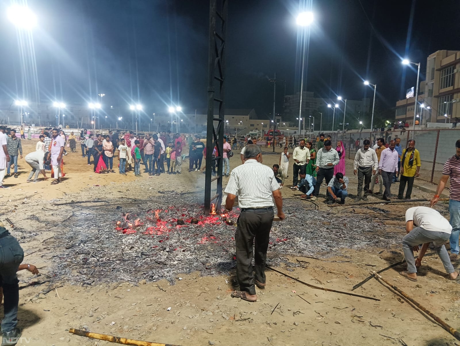 रावण की अस्थियां और राख घर लाने की मान्यता भारत के कई हिस्सों में प्रचलित है, जिसमें अजमेर, राजस्थान, मध्य प्रदेश और उत्तर प्रदेश शामिल हैं. रावण दहन के बाद लोग पुतले की जली हुई लकड़ी और राख को एकत्र करते हैं और उसे अपने घर ले जाते हैं. कुछ लोग इस राख को घर के तल पर छिड़क देते हैं, तो कुछ लोग इसे घर की दीवारों पर या दरवाजों पर लगाते हैं.