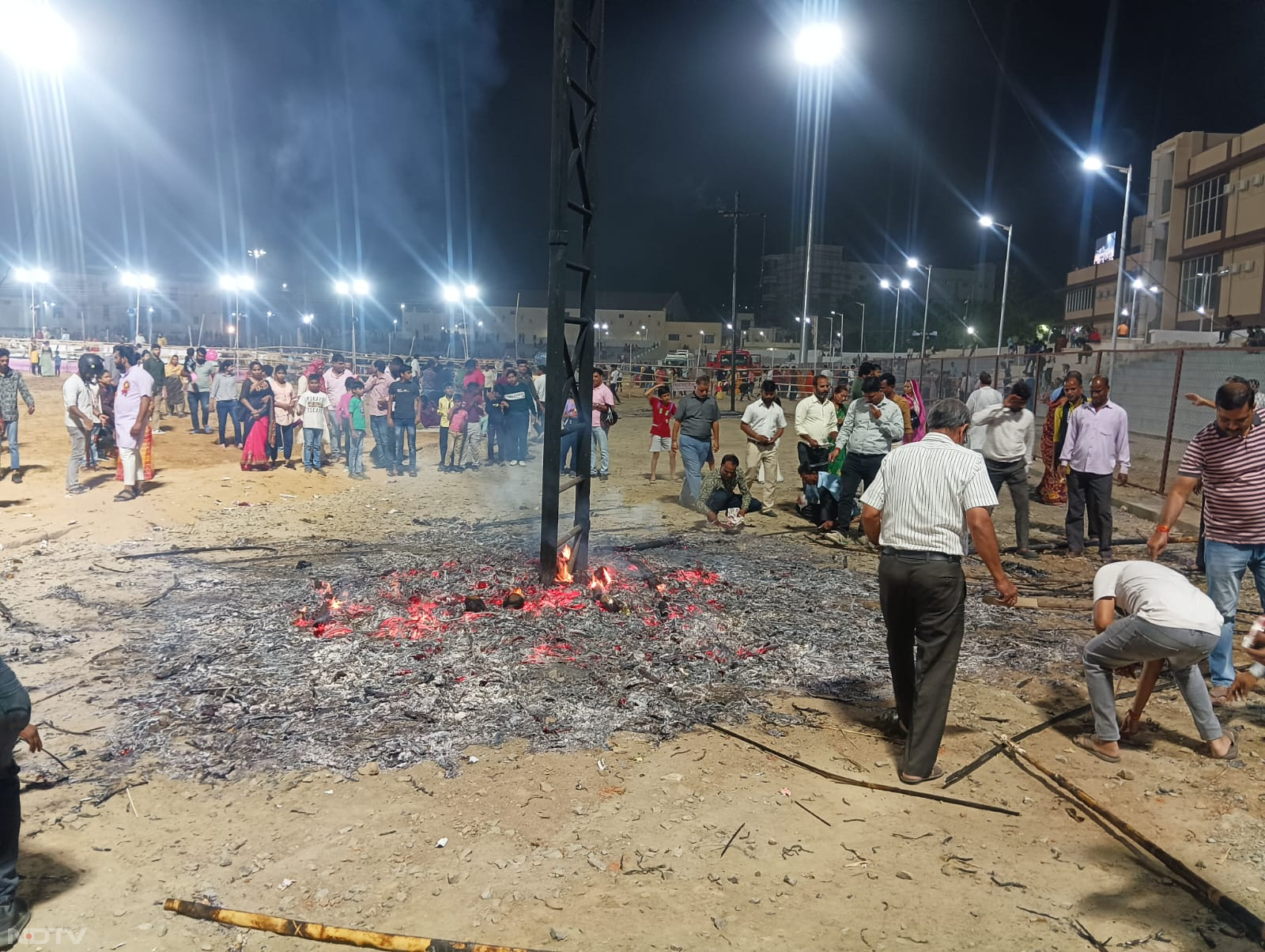 जानकारों का कहना है कि यह मान्यता पूरी तरह से वैज्ञानिक रूप से सिद्ध नहीं है. हालांकि, यह लोगों की श्रद्धा का विषय है. यदि किसी को लगता है कि रावण की अस्थियां घर लाने से उसे लाभ होगा, तो वह कर सकता है.